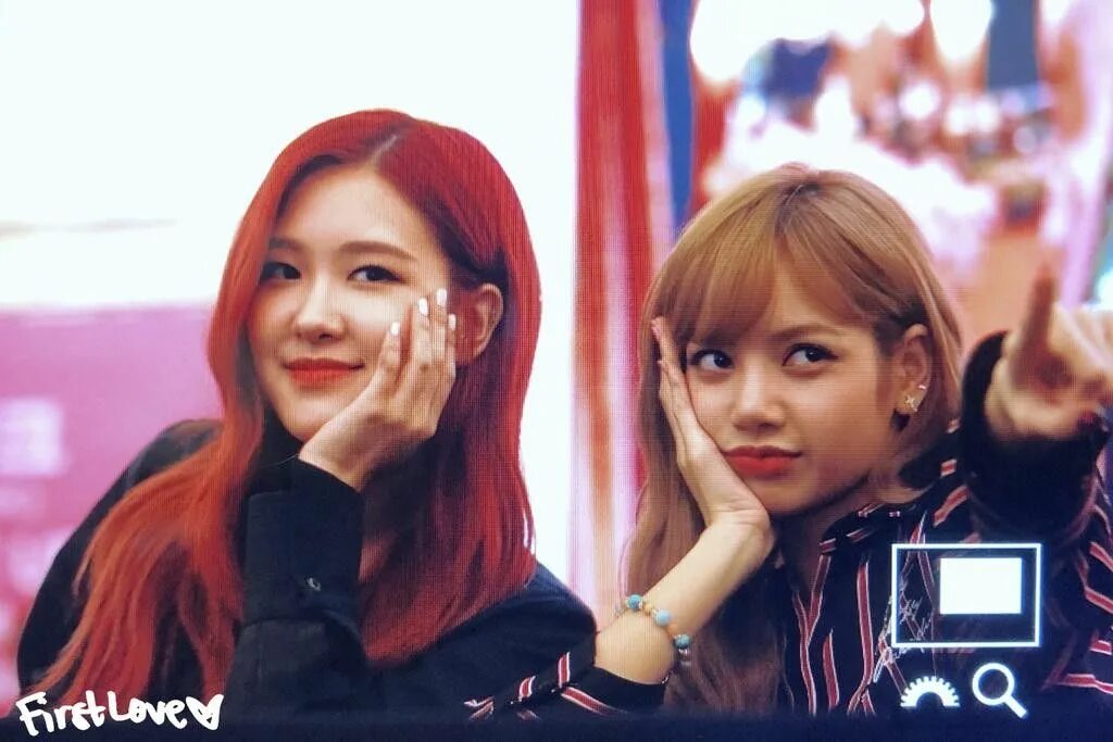 Lalisa and rose bestie. Розэ blackpink. Блэк пинк лиса и розе. Лиса и розэ блэкпинк. Black pink дженни и лиса.