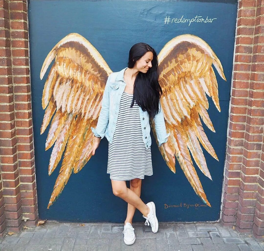 Убийство крылья ангела. Маховые крылья птиц строение. Книга хорошие родители дают детям корни и крылья читать. Поделка стриж. Баннер с крыльями.