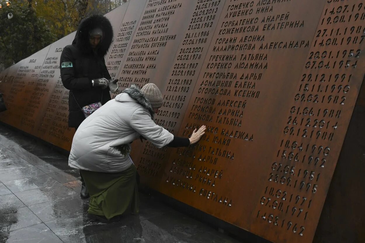 Сколько в петербурге умирает в день