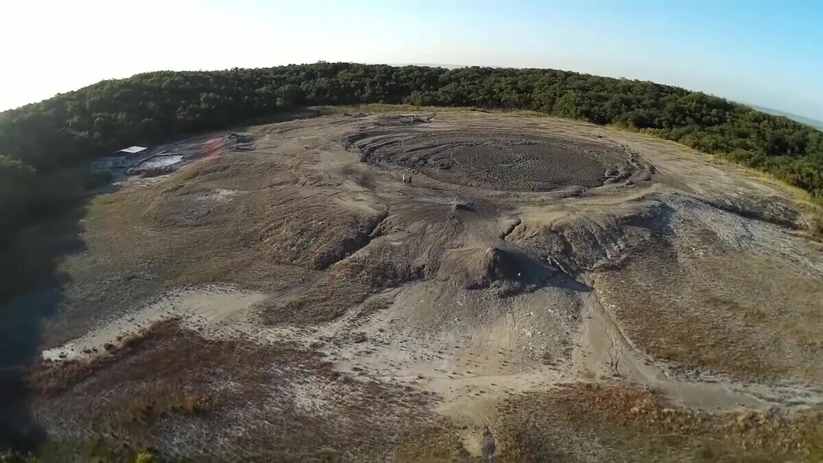Грязевой вулкан тамань. Грязевые вулканы таманского полуострова. Грязевые вулканы тамани. Ахтанизовской грязевой вулкан. Грязевые вулканы в краснодарском крае.