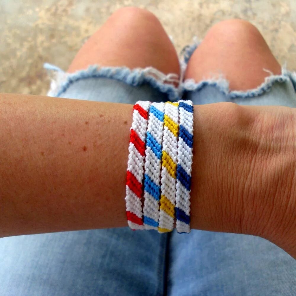 Фенечка на руке. Фенечка на палочке. Фиштейл плетение. Фенечки на руке. Петля для фенечки.