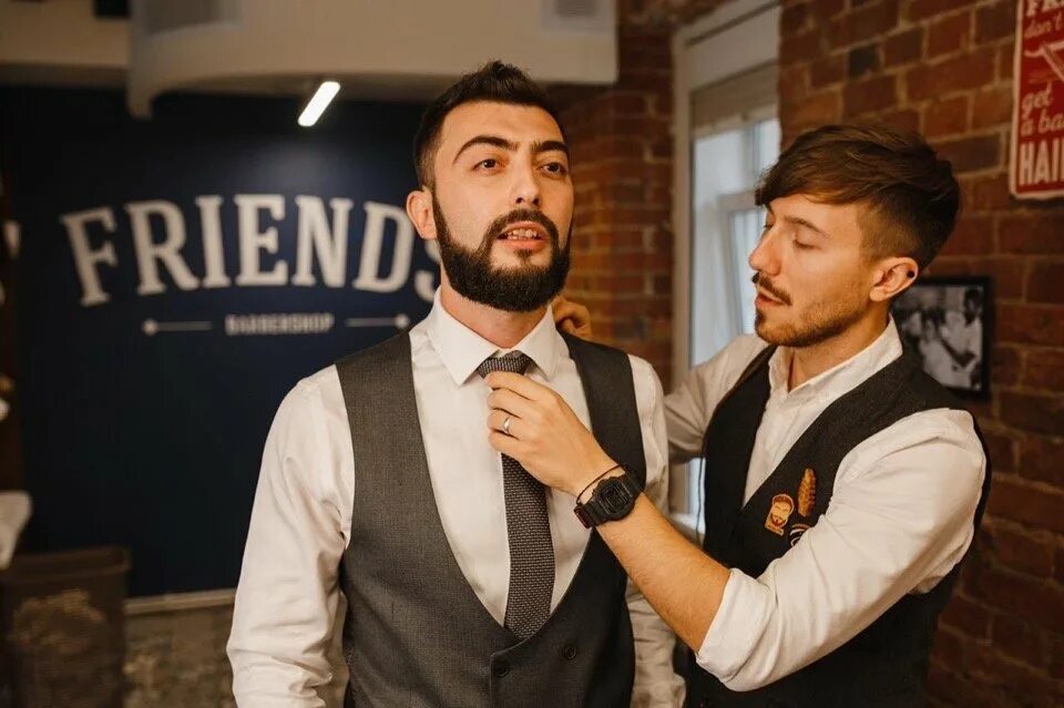 Друзья барбершоп. CHICABULL Barbershop, Москва. Барбершоп Новослободская. Барбершоп с улицы. Barbershop московская