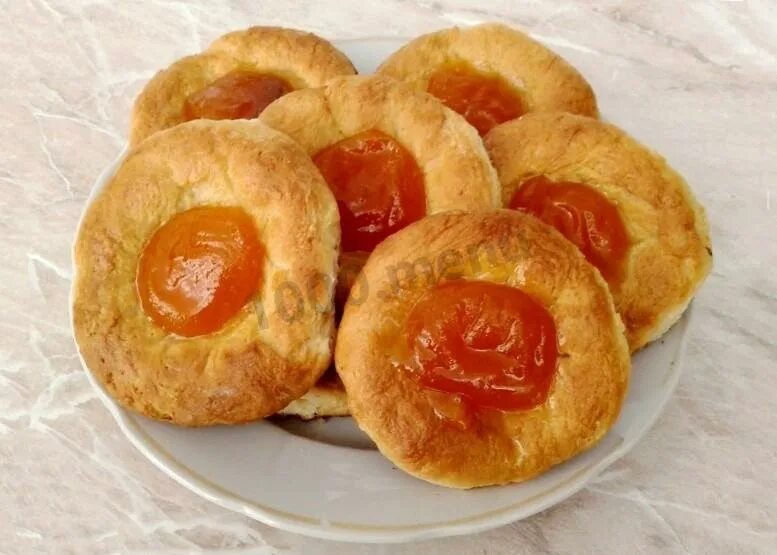 Беляши с фаршем на сковороде. Слоеные булочки с творогом. Ватрушки из слоеного теста с творогом. Рецепт ватрушек из слоеного теста. Ватрушки из слоеного теста с творогом.