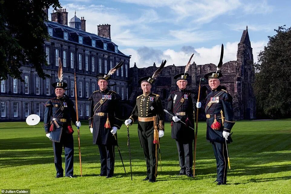 Смена караула у дворца великих герцогов Люксембург. Royal Company of Archers. The Royal Scots Club снаружи. Констебль Шотландия 1951. Royal company