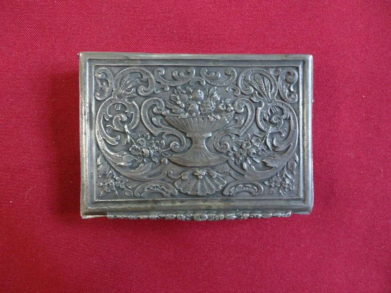 Табакерка черкесск. Табакерка для табака. Шкатулки табакерки эрмитаж. Коробка для облаток серебро 84. Табакерка металл box jl-054n-2.