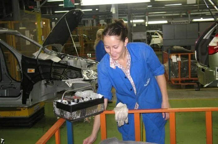 Конвейер на заводе. Слесарь автоваза. Слесарь автоваза. Конвейерная линия автоваз. Слесарь автоваза.