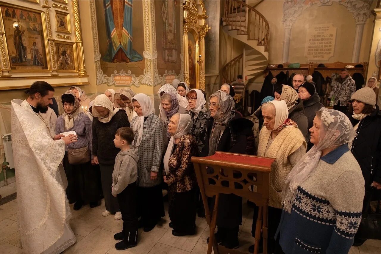 Патриарх кирилл крещение господне. 19 января праздник крещения. Крещенские богослужения в храмах. Крещение в саратове 2023. Вечерня крещения.