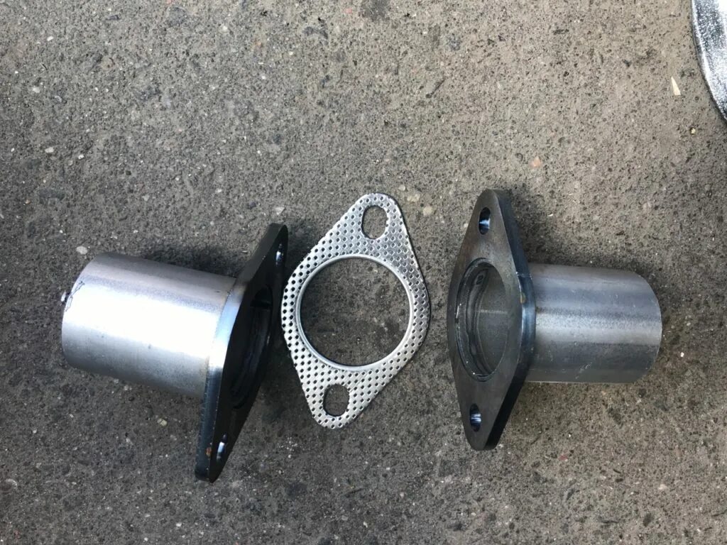 Соединитель глушителя и резонатора 2114. Хомут глушителя глушителя пежо 206. Хомут выхлопной трубы ваз 2108 ремонтный. Стык выхлопной трубы. Крепление фланца резонатора 2110.