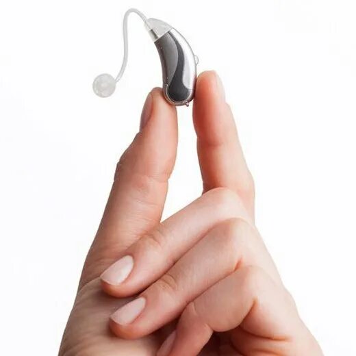 Примерка слухового аппарата. Слуховой аппарат в руке. Слуховой аппарат человека. Старик со слуховым аппаратом. Слуховой аппарат.