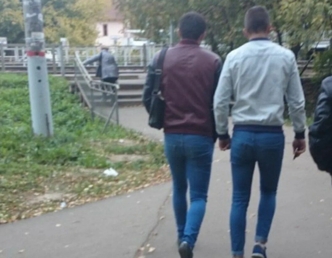 Спущенные штаны мужские. Короткие штаны зимой. Ходит в нарисованных джинсах на улице. Прогулка с пробкой. Хожу в штаны.