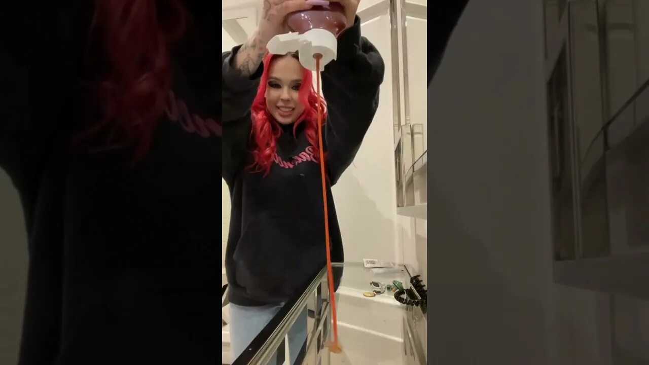 Инстасамка налыспюа подстриглась. Инстасамка ограбление. Инстасамка сейчас 2022. Инстасамка 2010. Инстасамка машина.