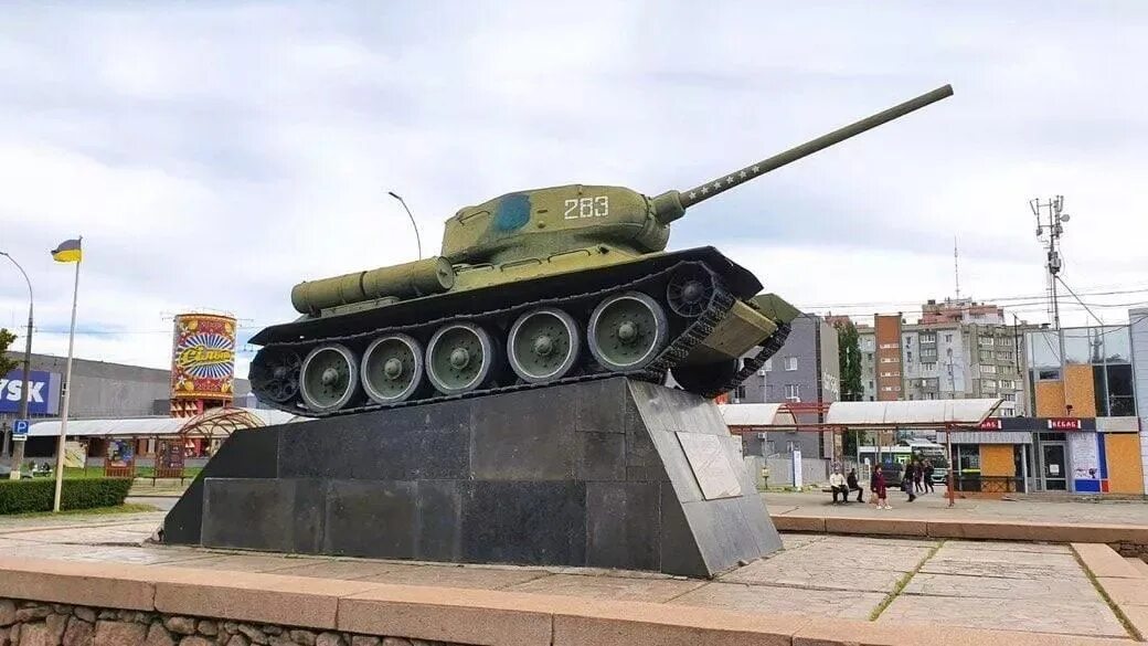 В каком городе установлен памятник танковому. Памятник танкистам-освободителям Севастополя. Мемориал танк т-34 Дмитров. Памятник т-34 в Киеве. Памятник освободителям Тамани – танк т-34.