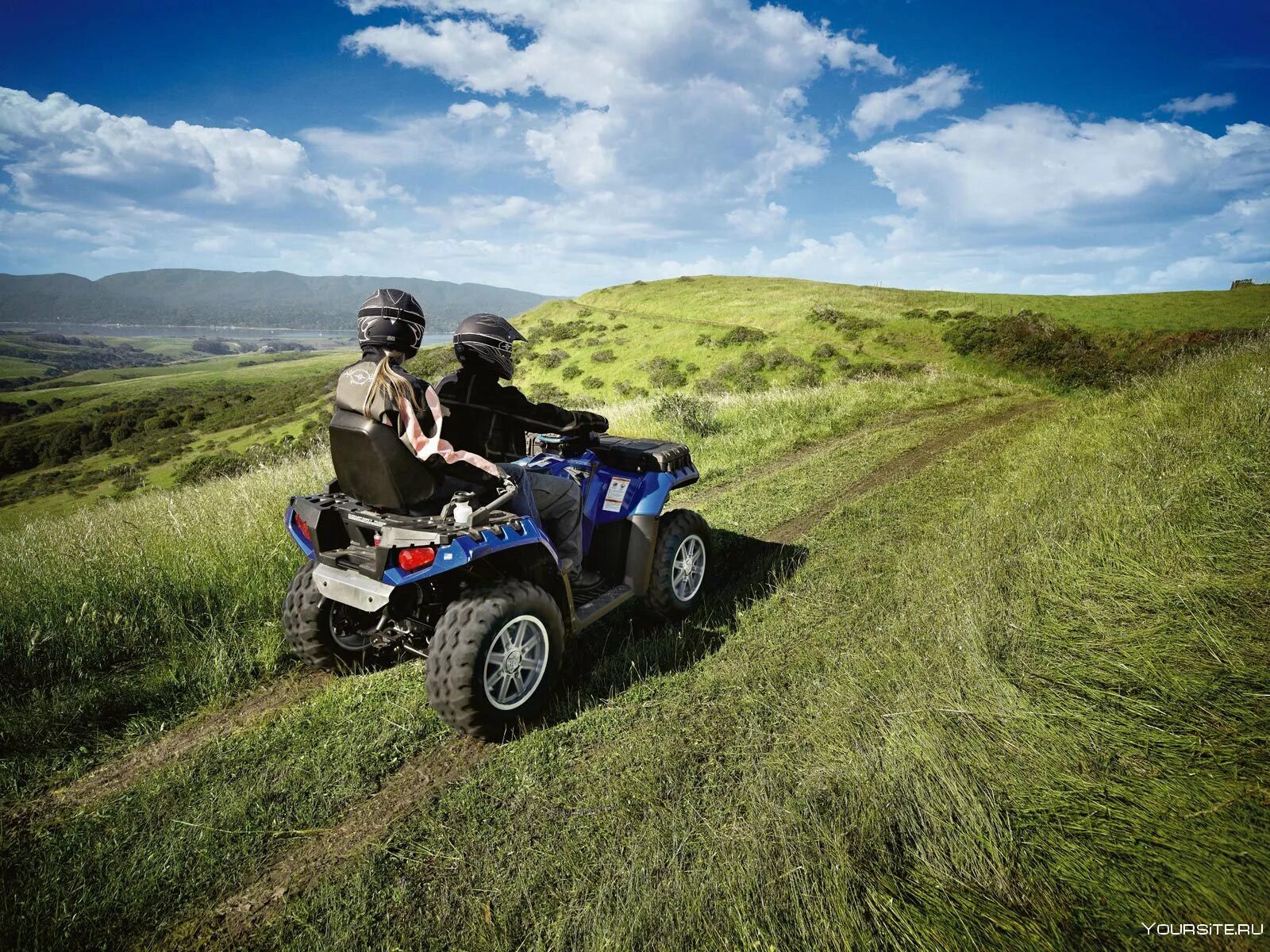 Квадроцикл по дорогам общего. Polaris sportsman touring. квадроцикл офф роуд. квадроцикл на природе. квадроцикл в лесу.