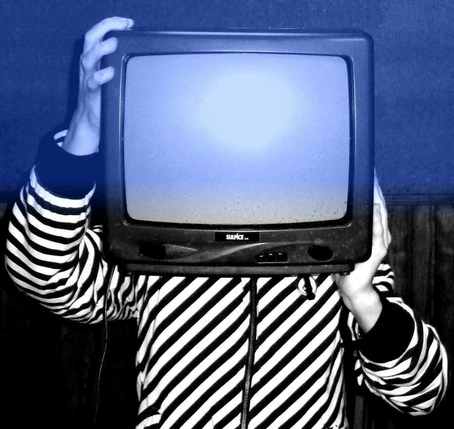 Чел телик. Человек телевизор. телевизор на аву. человечек с телевизором. человек из телека.