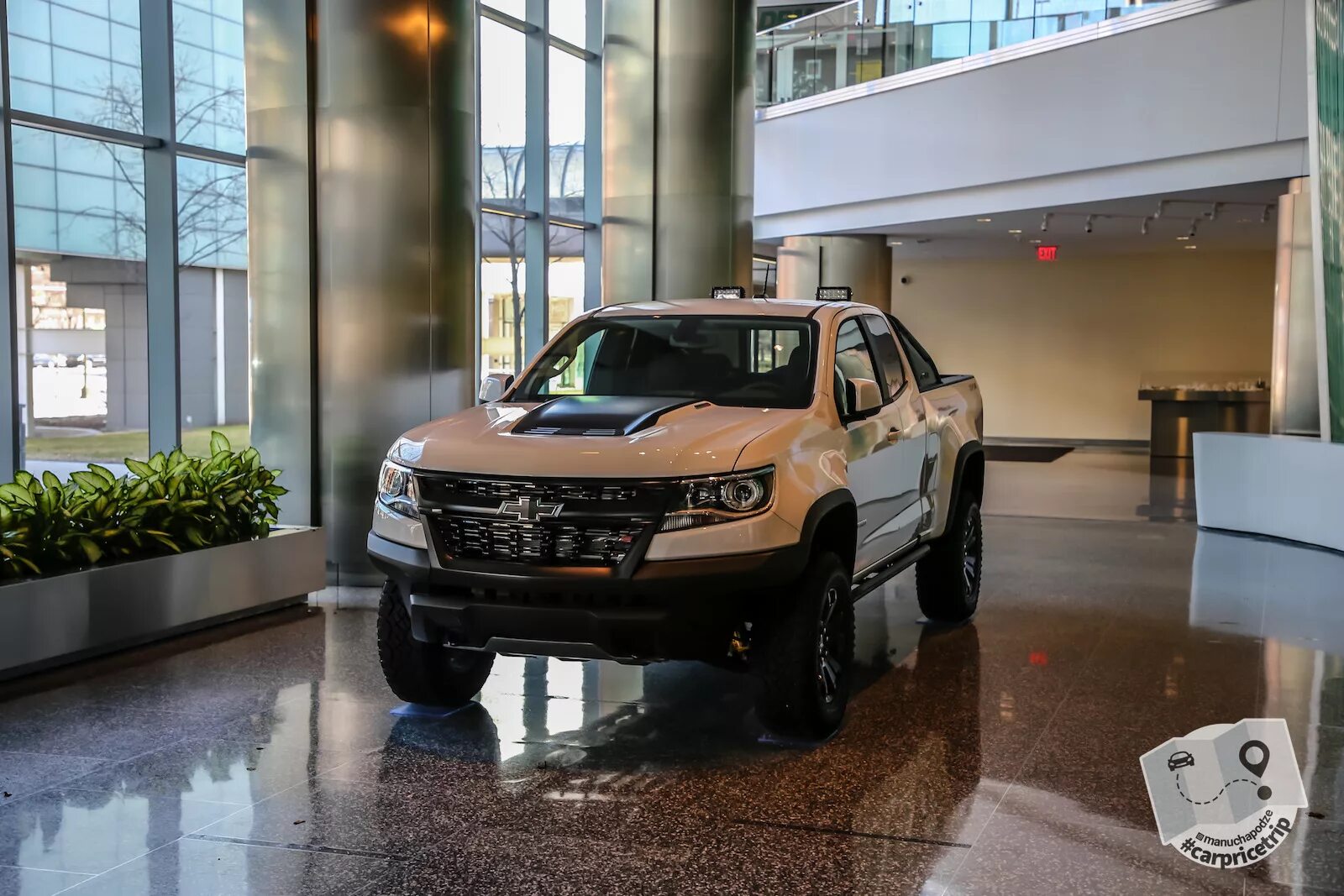 Маркетплейс автомобилей. Штаб-квартира "General Motors" в Детройте. Генерал Моторс штаб квартира. Охранамаркет машины.