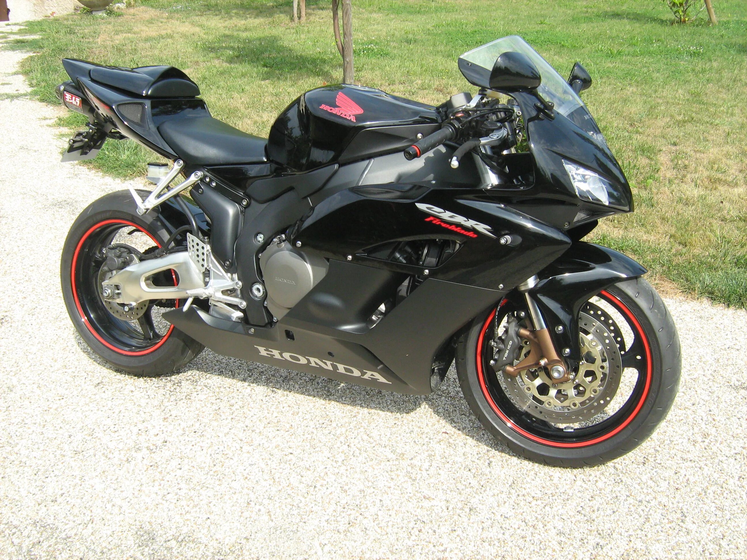 Купить мотоцикл 1000. Honda cbr1000rr. Honda cbr1000rr Fireblade. Honda cbr1000rr Fireblade 2005. Honda CBR 1000 кубов.