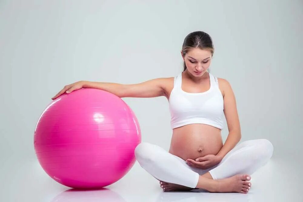 Схватки на фитболе. Фитнес мяч для беременных. Занятия на мяче для беременных. Фитбол занятия для беременных. Мяч фитбол для беременных.
