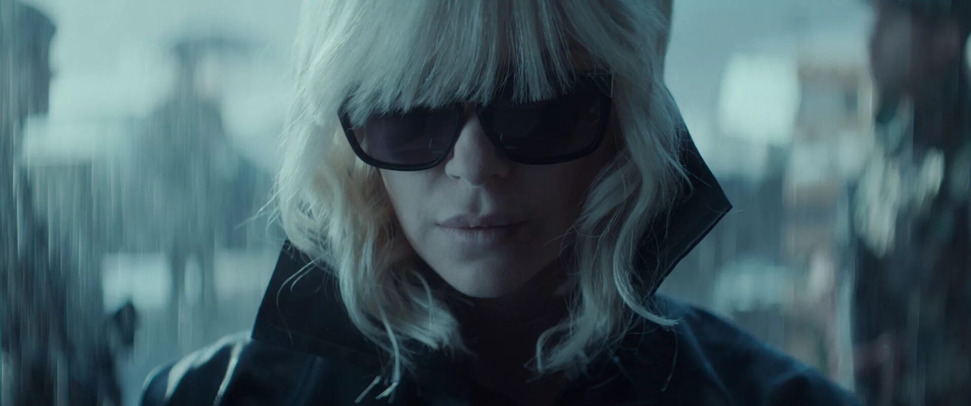 Atomic blonde. Шарлиз Терон взрывная блондинка. Взрывная блондинка 2. Взрывная блондинка Скриншоты.