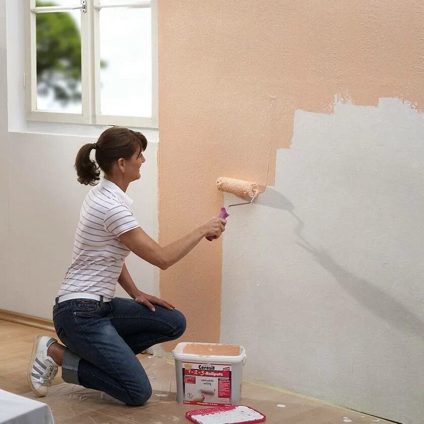 Нужно ли отдирать. Краска для стен в квартире. Окрашивание стен. Современная краска для стен в квартире. Крашеные стены.