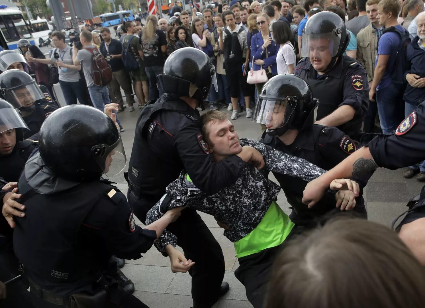 Массовые аресты. Полиция с дубинками на митингах. Полиция избивает дубинками на митинге.