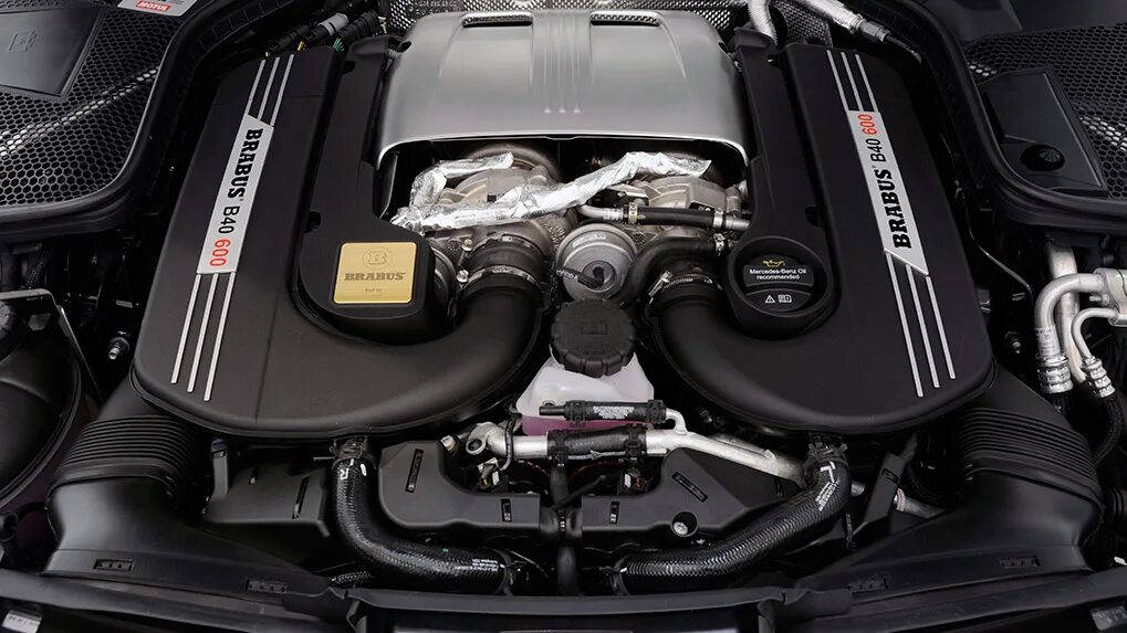 Мерседес-бенц s63 amg двигатель. Mercedes benz w212 e300 подкапотка. Мощность двигателя мерседеса. Mercedes benz amg c63 w204 мотор. Мерседес е212 под капотом.