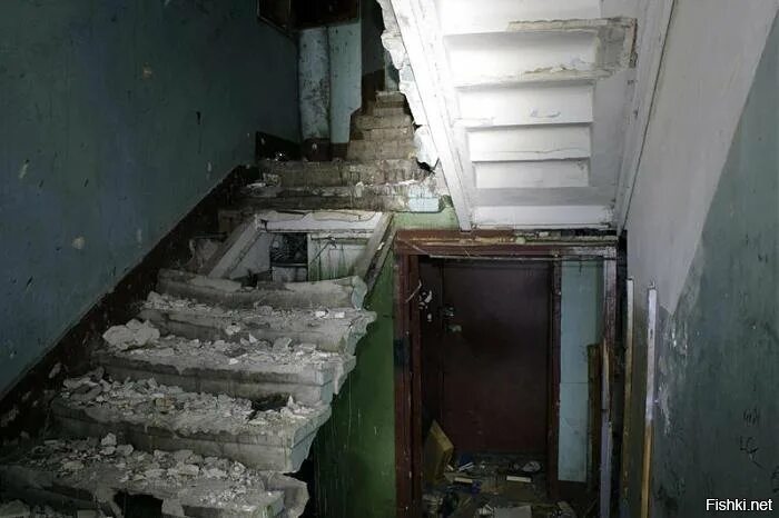 Подъезд девятиэтажки. Заброшенный подъезд. панельный дом подъезд. заброшенный многоэтажный дом внутри. страшный подъезд.
