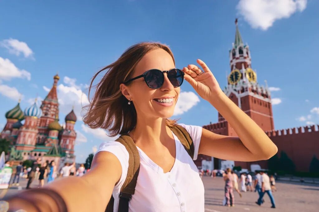Человек пл. Селфи на красной площади. Кремль селфи. Туристы в России. Туристы на красной площади.