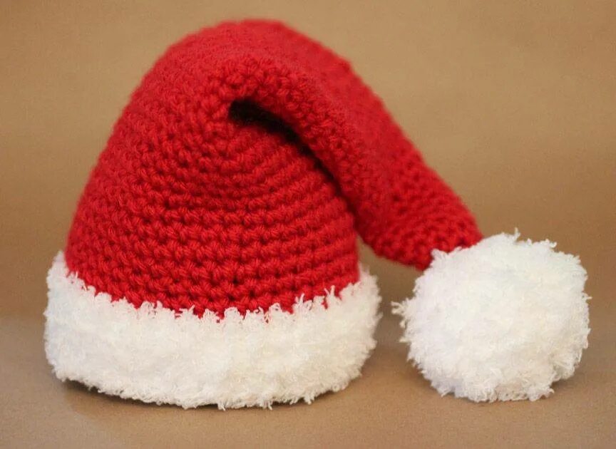 Связать колпак. Новогодняя шапка вязаная. Колпак Деда Мороза вязаный. Вязаная шапка Санта Клауса. Вязаный новогодний колпак.