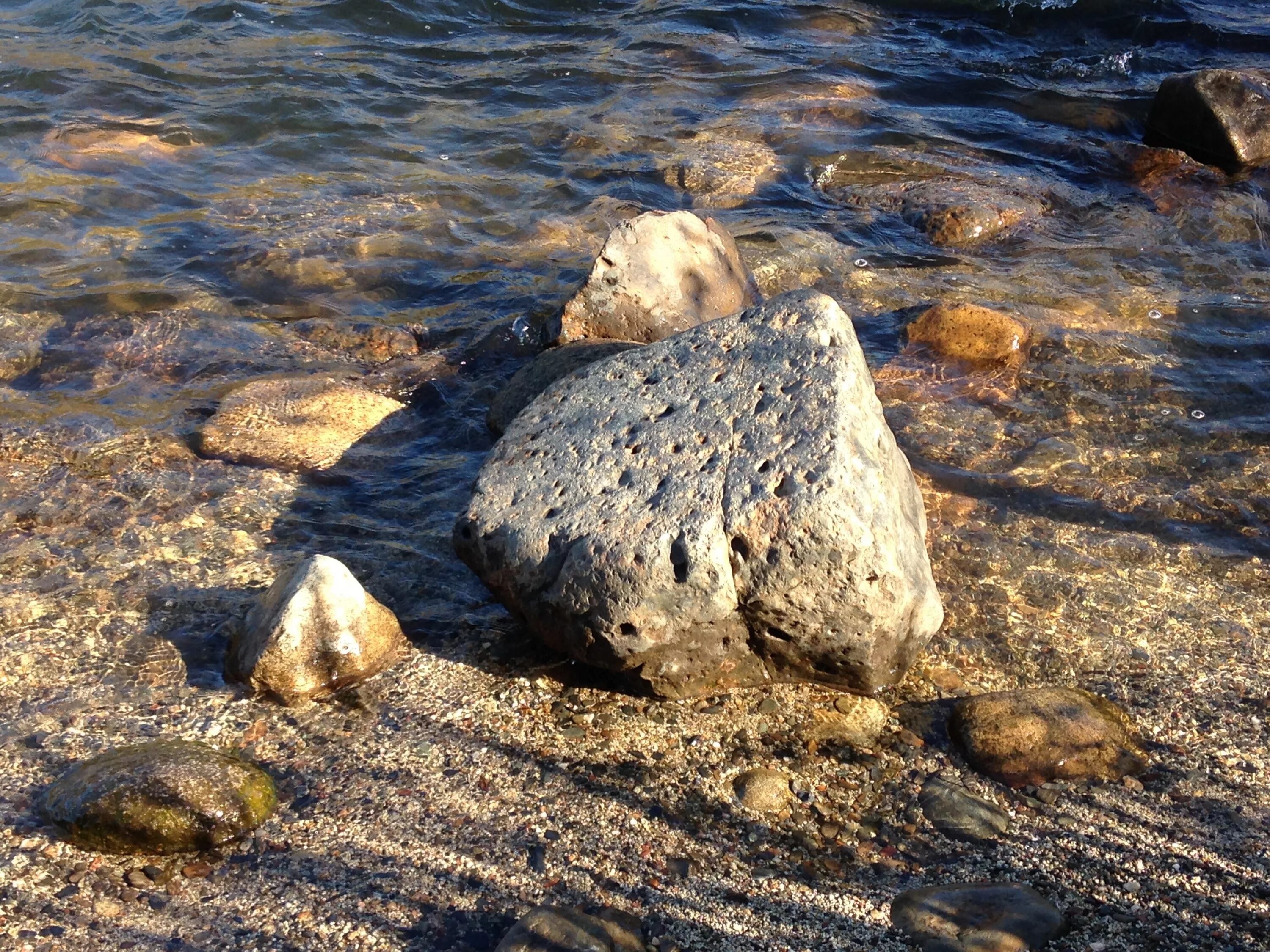 Ни камень. Валун в воде. Камни в реке. Булыжники в воде. Камни на берегу реки.