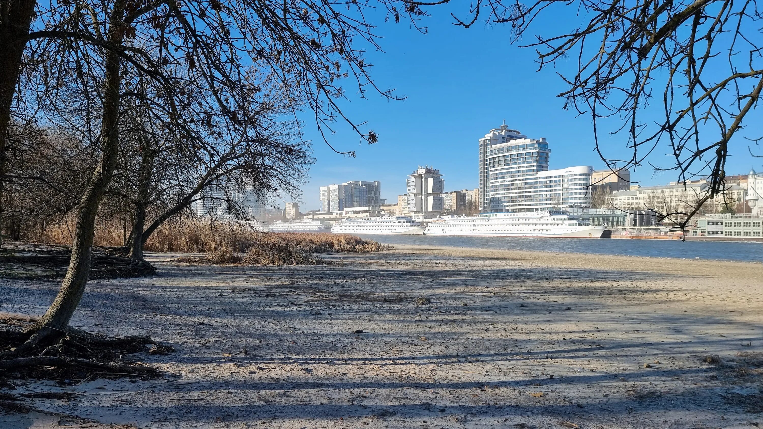 Ростов на Дону сдуло Дон. Ростов на Дону река. Ветер в городе. Ростов на Дону обмеление реки зимой. Ростов на дону без воды