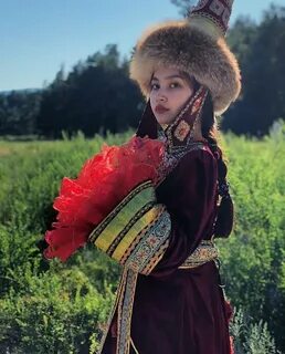Девушка в казахском национальном костюме