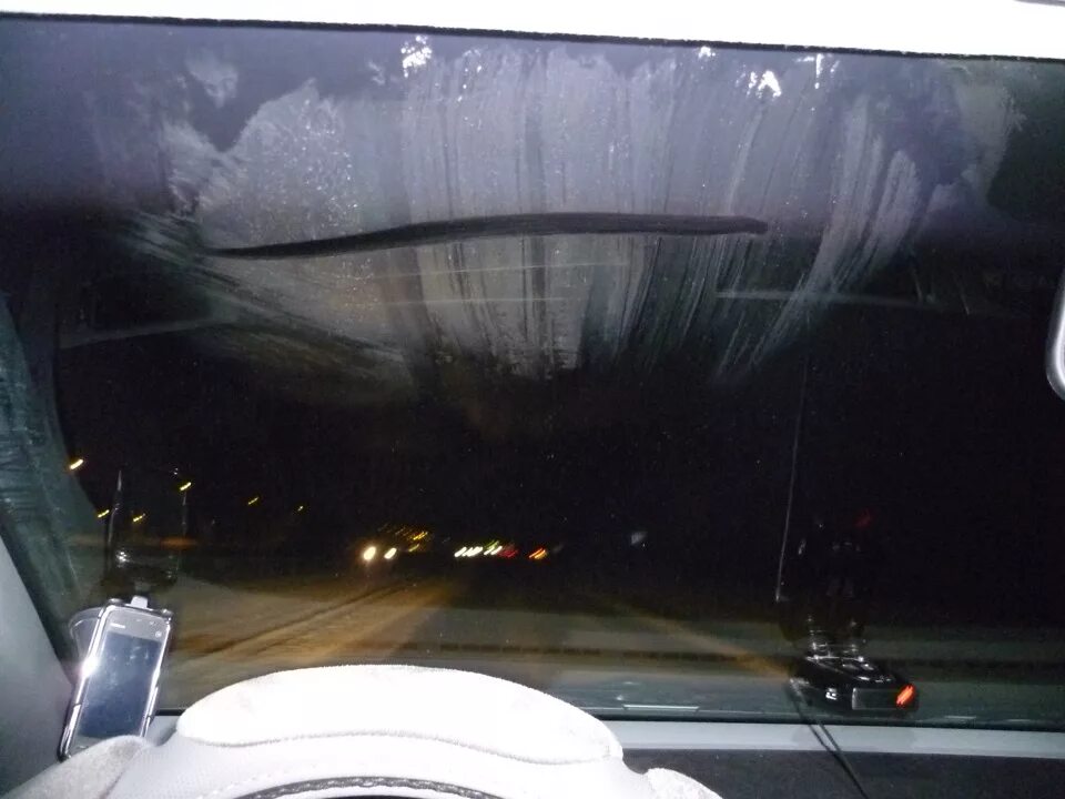 Потеет машина в дождь что делать. Подогрев лобового стекла Солярис 2015. БМВ 7 лобовое стекло камера. Лобовое Лачетти изнутри. Лачетти потеет лобовое.