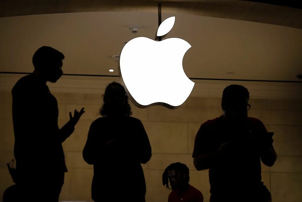 Apple будет проверять. Вся продукция эппл. Бизнес на продаже продукции эпл. Apple будет проверять. Работники apple.
