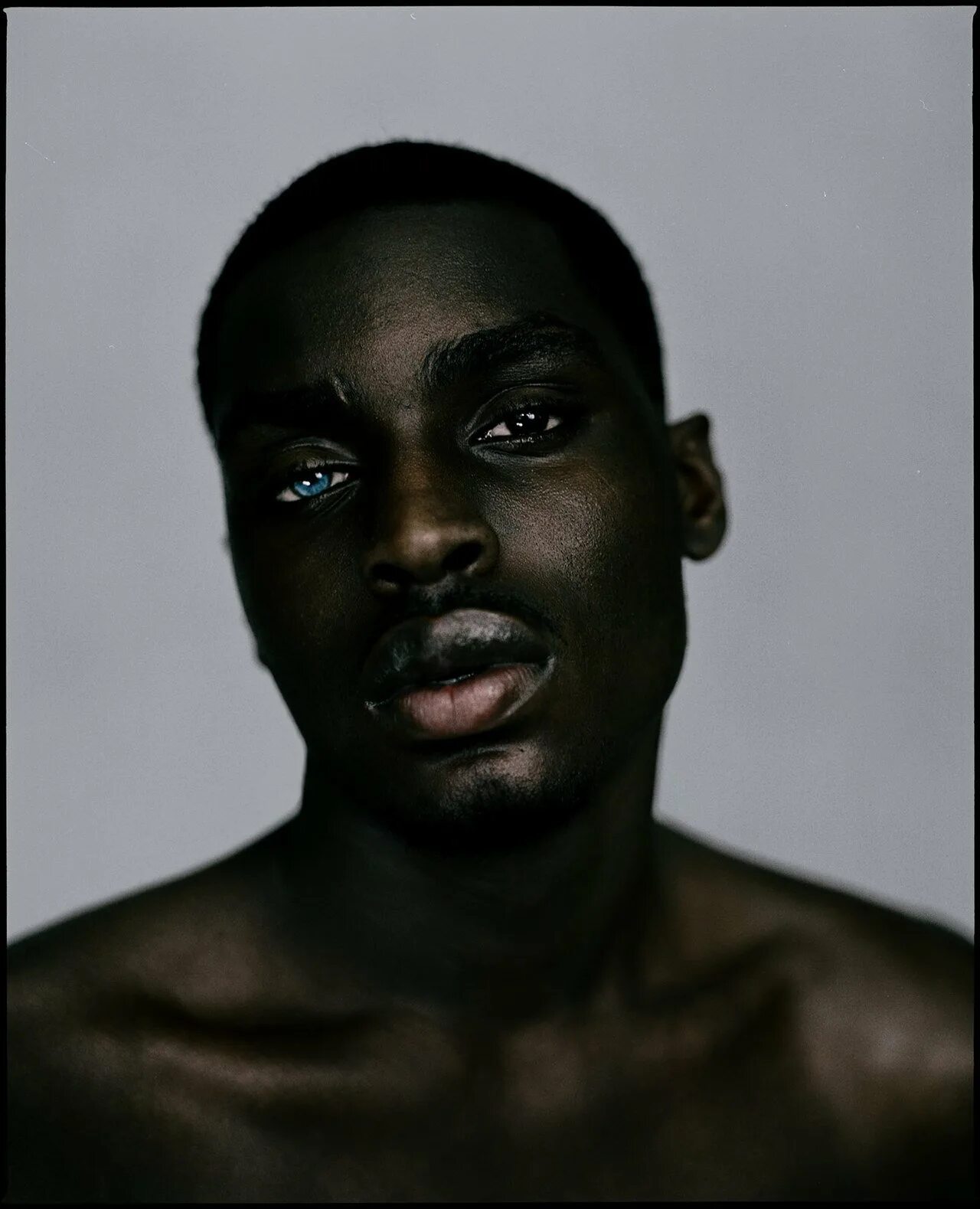 Глаза чернокожих. Самый черный человек. Чёрный авроамереканец. Черный черный негр. Черный афроамериканец.