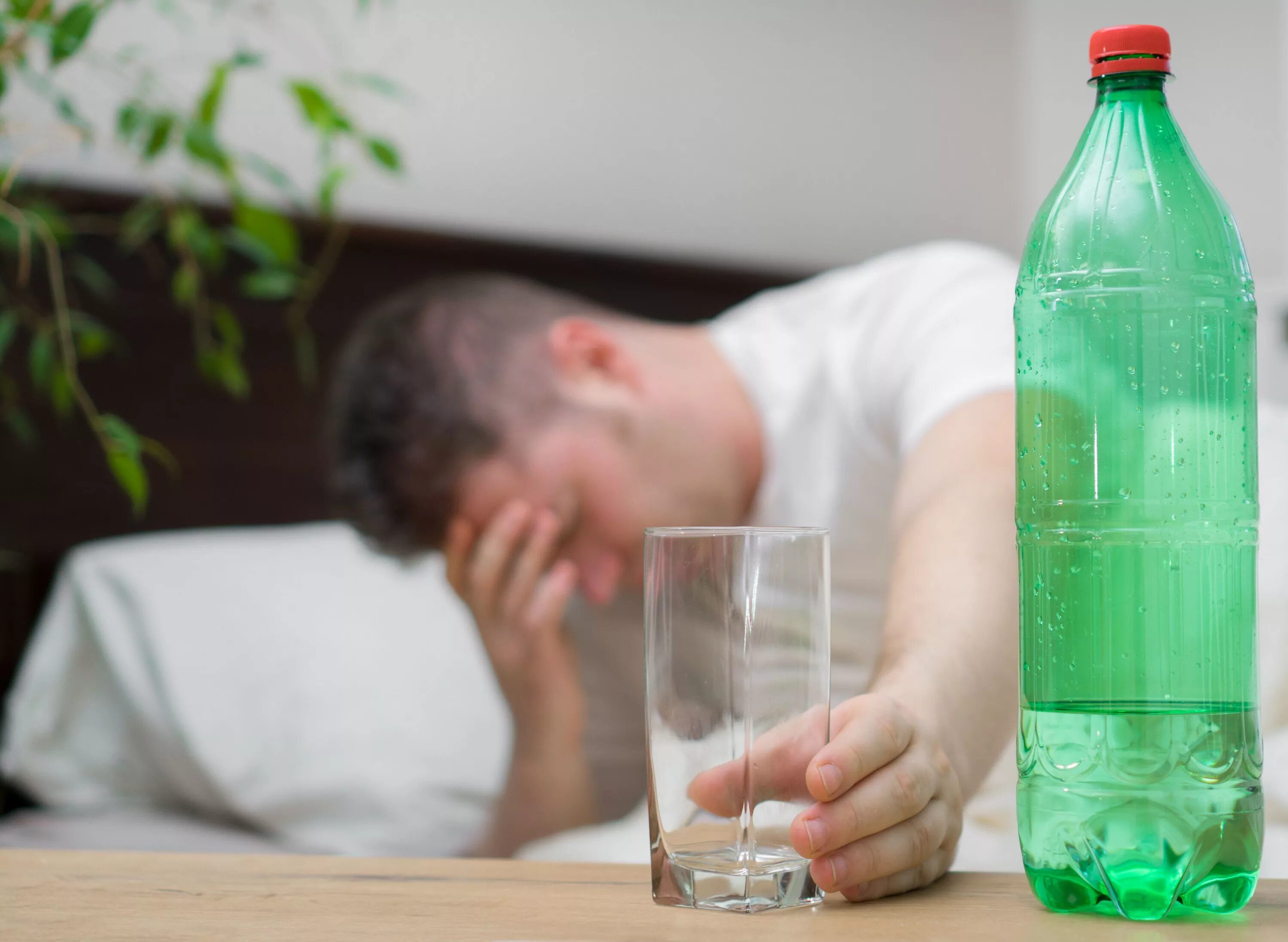 минеральная вода при похмелье. помогает ли минералка при похмелье. что помогает при похмелье. методы избавления от похмелья. помогает ли минералка при похмелье.