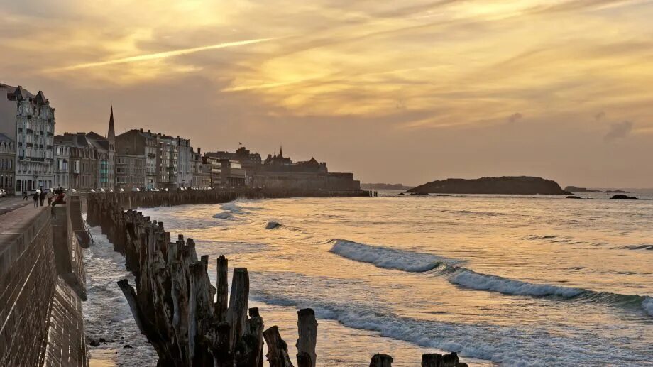 Сен мало. Сен мало бретань. Saint malo франция шторм. Сен мало. Сен мало бретань.