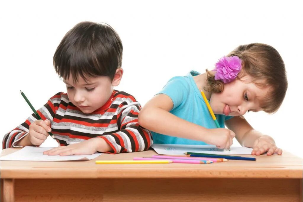 Читаем скажи. Ребенок пишет. Ученик пишет. Дети пишут за партой. Ребенок учится писать.