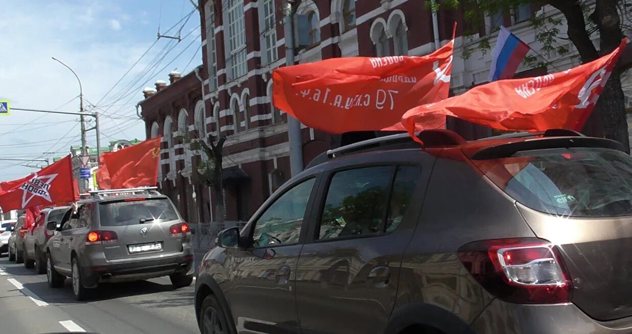 1 мая саратов. Автопробег. Знамя Победы на машине. Первомай автомобиль. Автопробег ко Дню Победы.