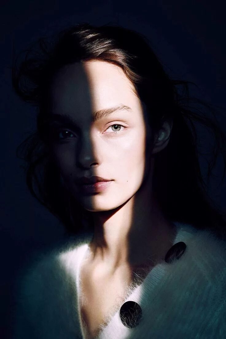 Женский портрет в низком ключе. Контрастный портрет. Студийный портрет. Контрастное освещение в портрете. Освещение в портрете.