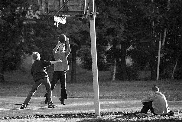 Баскетбол во дворе. Стритбол дети. Фотография игра в баскетбол во дворе. Опишите фотографию тема досуг. Дворовый баскетбол.