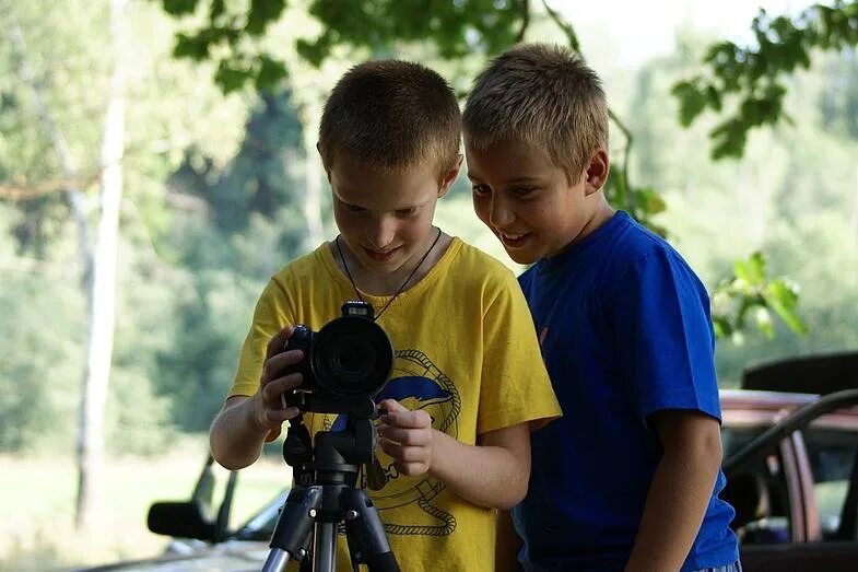 Социальные ролики для школьников. Увлечения подростков. Фотокружок для детей. Подросток с фотоаппаратом. Фотограф подросток.