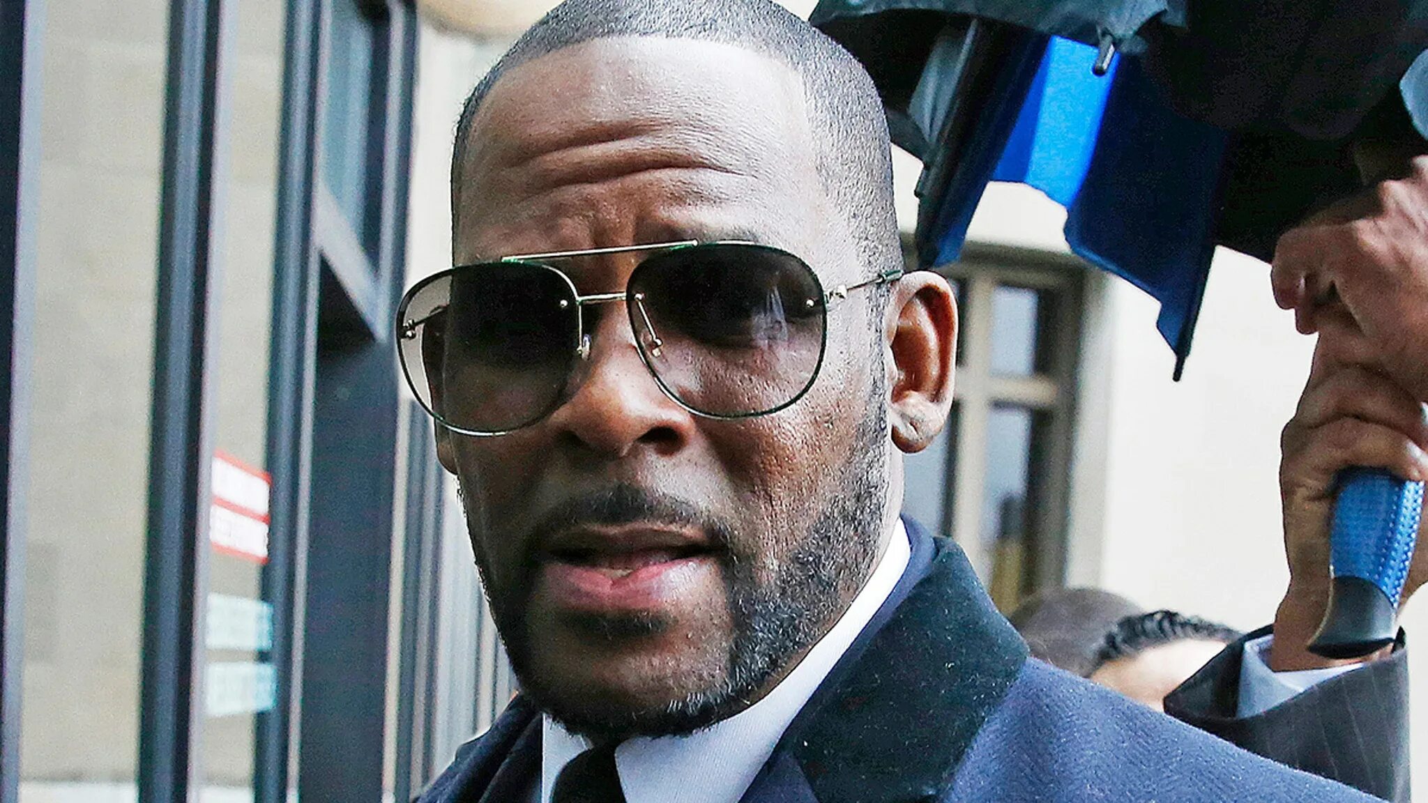 R kelly скандал. Певец r Kelly. R. Kelly 2022. R Kelly сейчас. Ар Келли скандал.