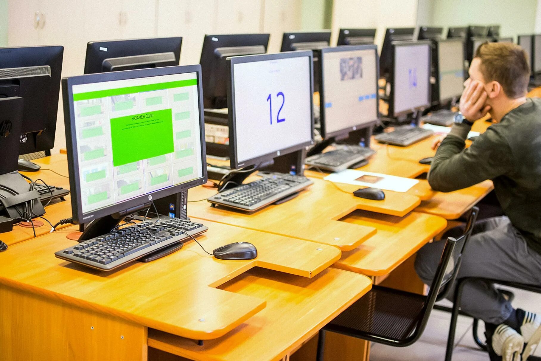 Компьютер для сдачи экзамена в гибдд. Экзаменационный компьютер в гибдд. Экзаменационные компьютеры в гаи. Сдача теории в гибдд. Сдача теории в гибдд.