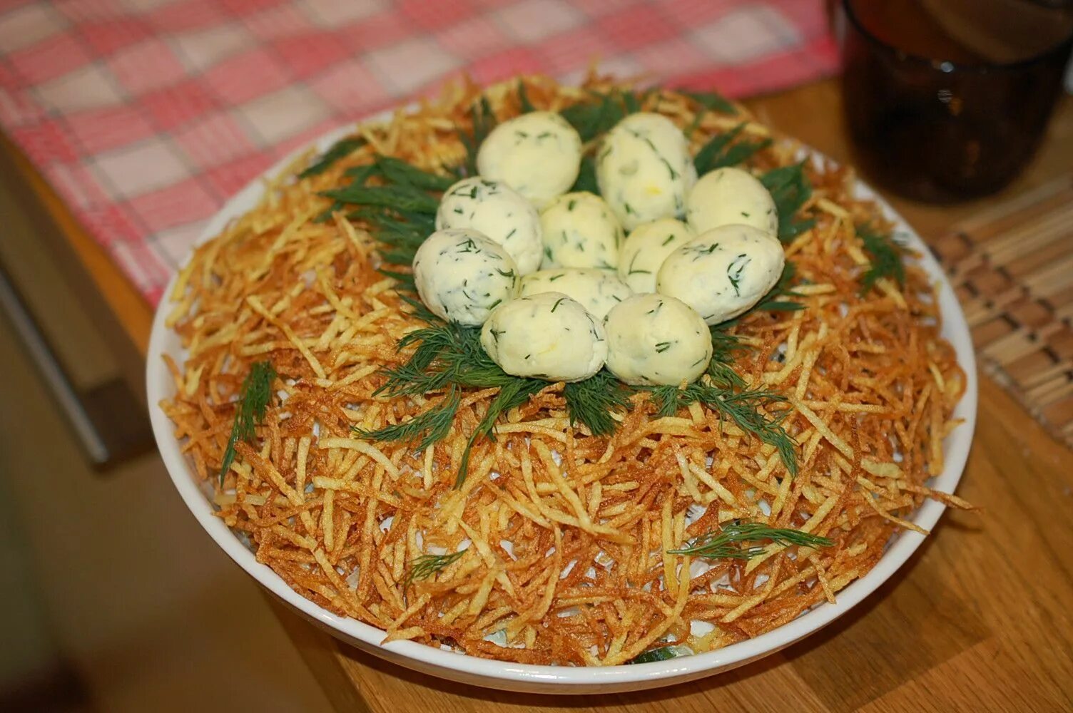 Гнездо глухаря ингредиенты. Салат глухариное гнездо классический. Гнездо глухаря. Гнездо глухаря рецепт слоями. Салат гнездо глухаря ттк.