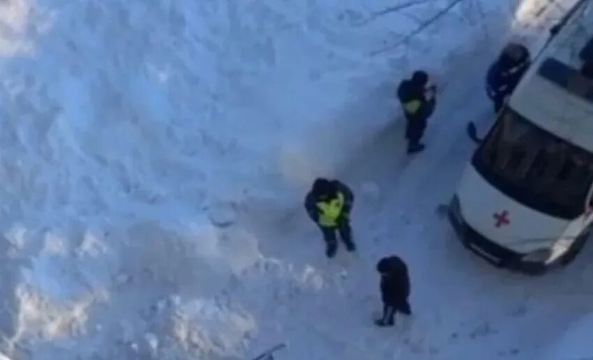 Падение льда с крыши. На девочку упала глыба льда. Глыба снега упавшая на мужчину в Комсомольске на Амуре.