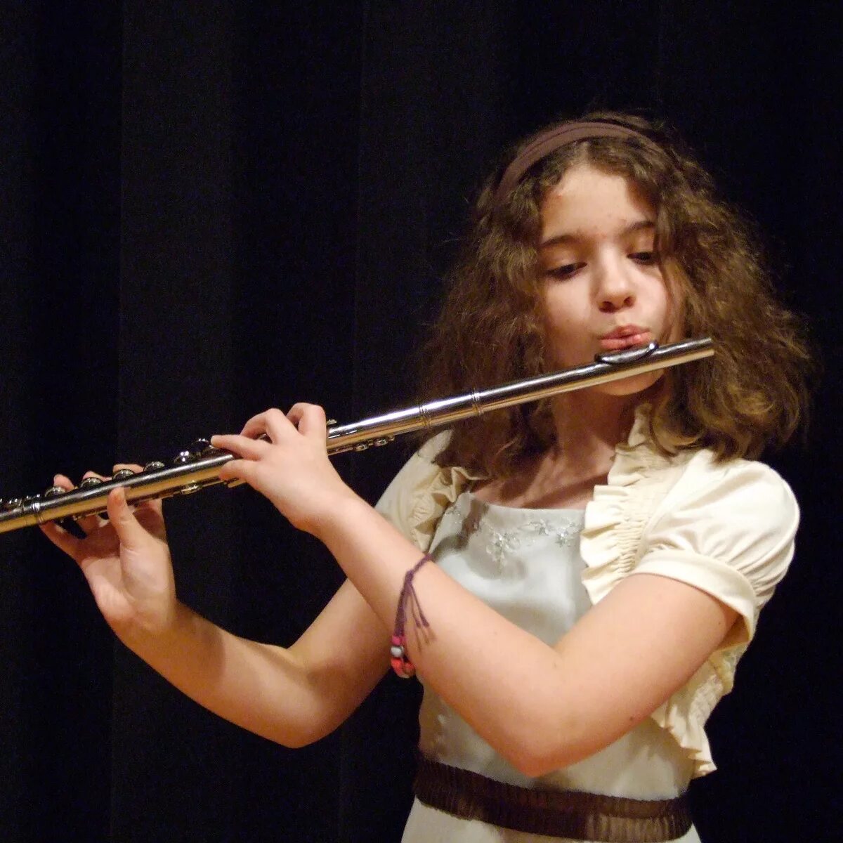 Флейта Бема. Поперечная флейта. Современная поперечная флейта. Ребенок флейтист. Playing flute
