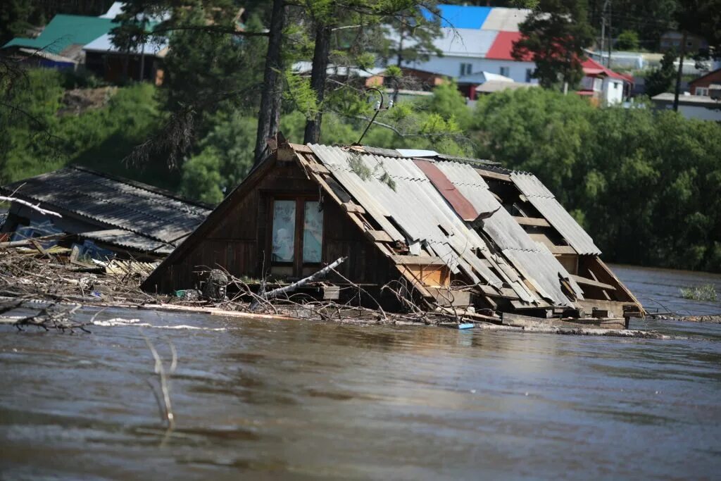 Два затопленных дома. Наводнение. Наводнение картинки. Наводнение паводок. Наводнения в России.