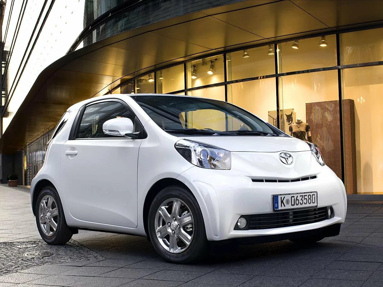 Левые автомобили. Toyota IQ 2009. Toyota IQ 2020. Тойота IQ 2021. Тойота IQ 2019.