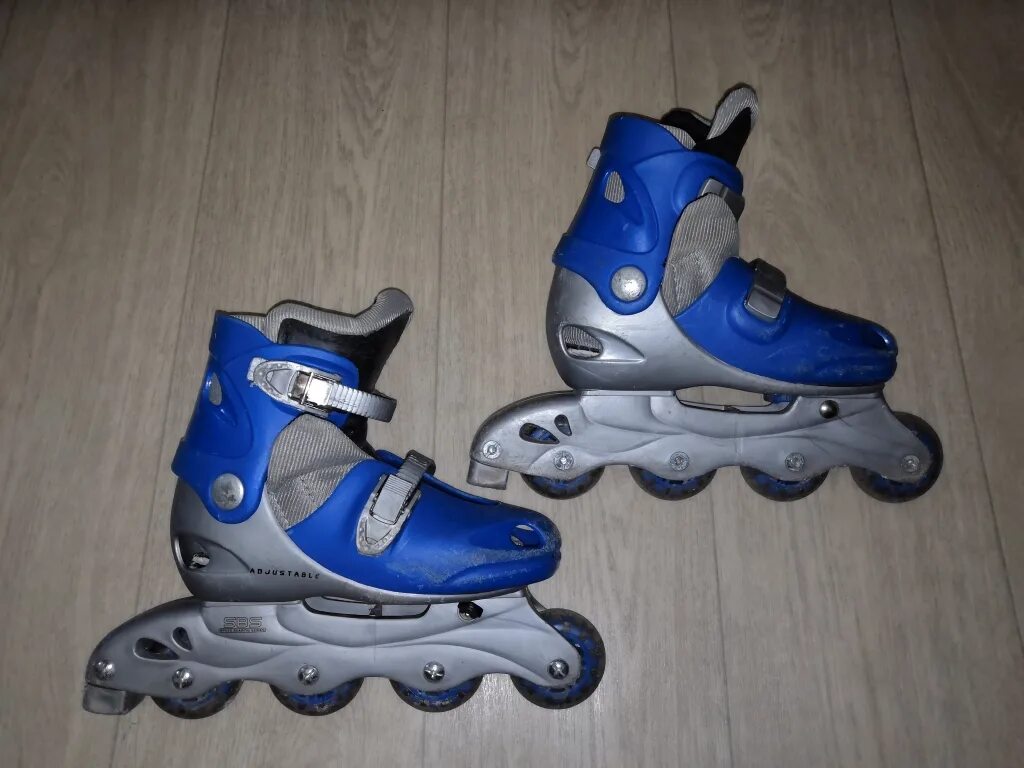 Сломанные ролики. Ролики серые раздвижные. Сломанные ролики. Человек падает с роликов. Сломанные ролики.