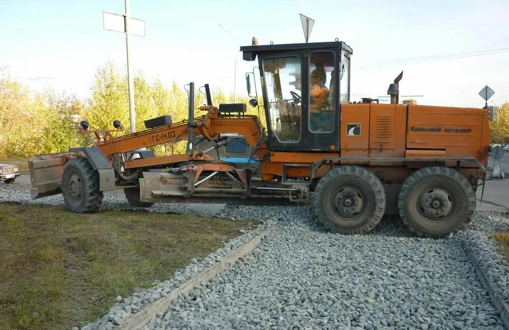 Работа автогрейдер вакансии. Автогрейдер а 120. Автогрейдер гр2205ат. Машинист автогрейдера. Водитель грейдера.